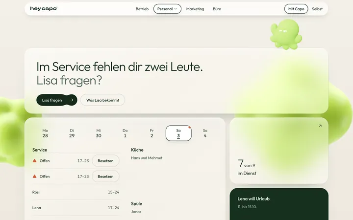 Die App am Rechner. Capo sagt: Im Service fehlen dir zwei Leute. Lisa fragen? Darunter der Samstag nach Bereichen und wer im Dienst ist.